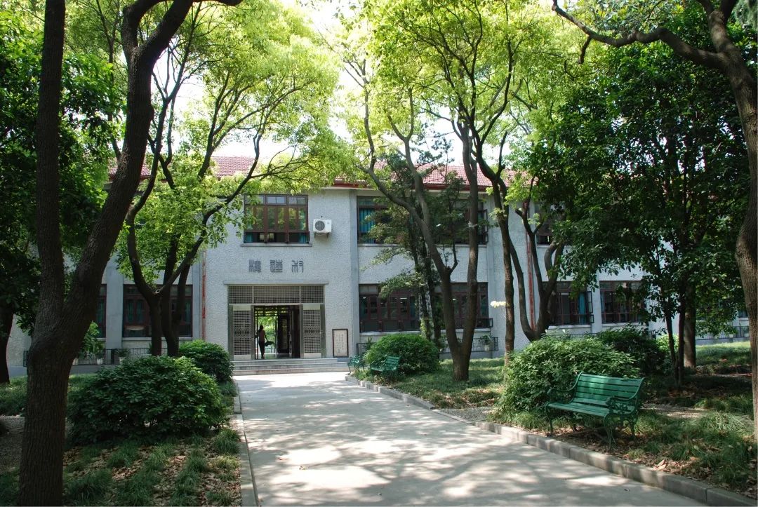 南洋模范中学七宝新校旧址位于七宝镇塘北居委境,即民主路26号上海市