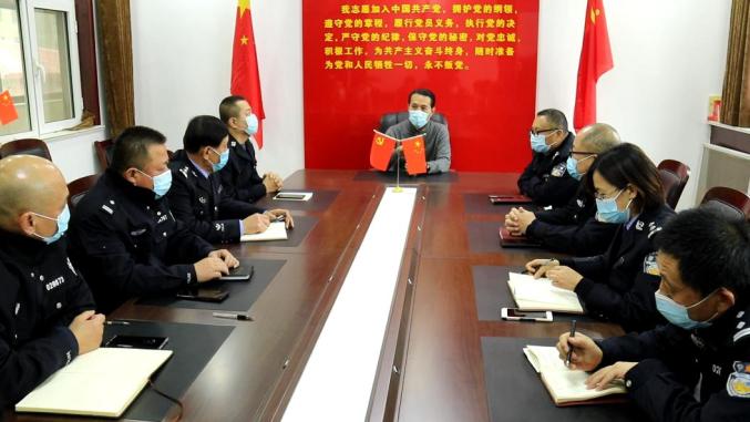 县公安局副局长,交警大队长薄东升对春运交通管理工作进行专项部署