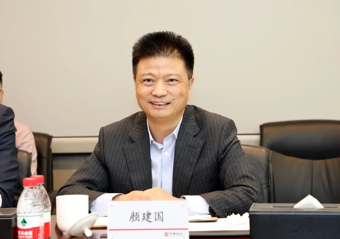 颜建国讲话座谈会上,李永明介绍了中建八局"十三五"期间的生产经营