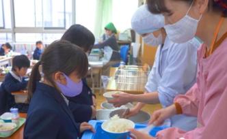 看了这所日本小学“午餐日常”的全过程，有种被治愈的感觉