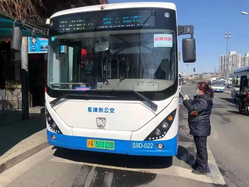 增加配车,加强现场管理!公交提前应对,迎开学高峰【爱申活暖心春】