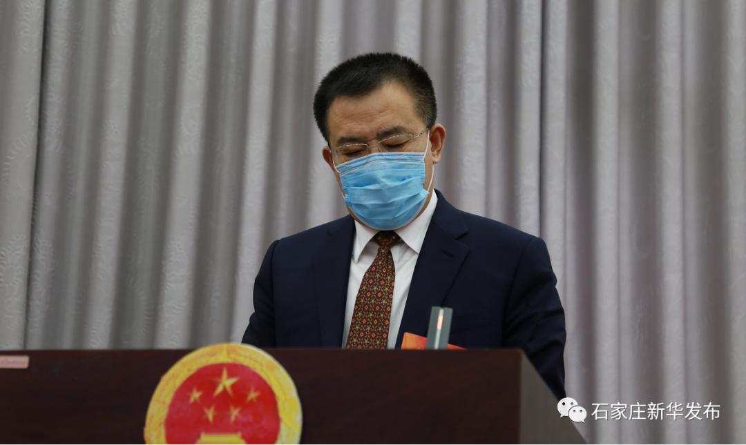 新华区人民政府区长刘振乾向大会作政府工作报告.