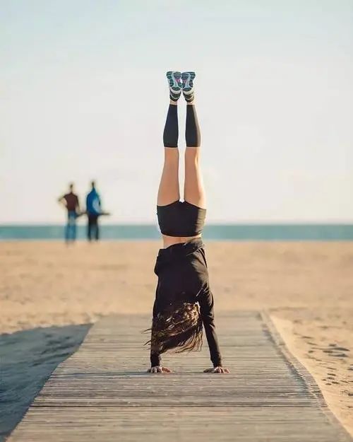 为何众多女星纷纷练起了倒立?