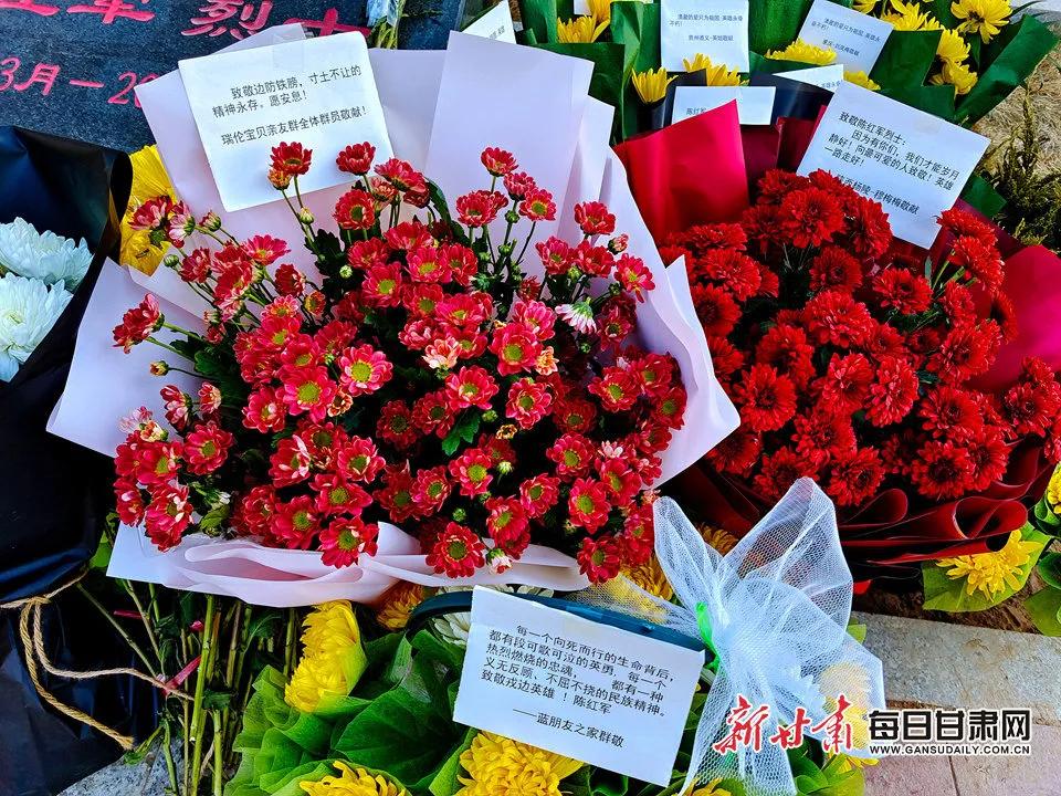 兰州市民戴军向陈红军烈士敬献花篮下午3点,一辆载着40束鲜花的三轮