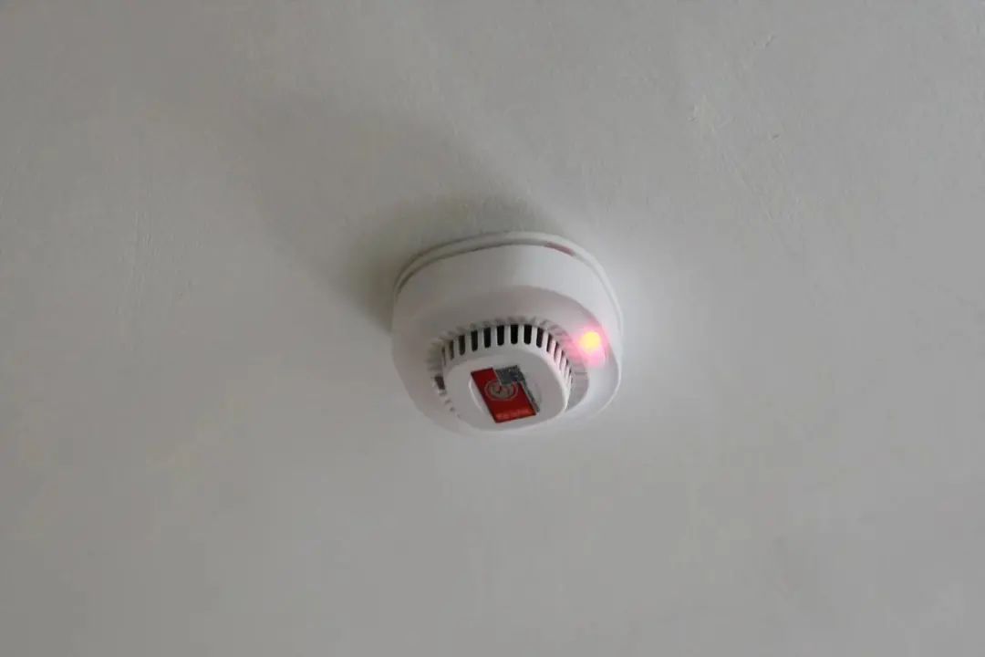 县灵溪镇商城街43号出租房安装的智慧独立式烟雾感应器发出的紧急报警