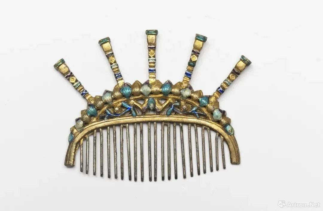 山东淄博西汉齐王刘襄墓中出土的鎏金刻花银盘(秦始皇三十三年造)说明