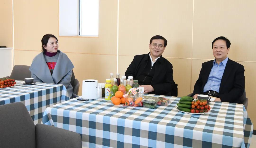 甘肃省检察院检察长朱玉(中)与杨维俊(右)、杨海蓉(左)两位代表就农产品发展进行交流。