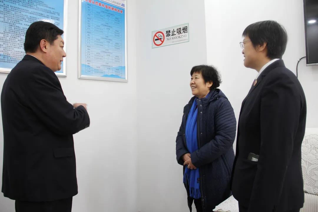 刘英才代表(中)到山东省济南市莱芜区检察院调研。