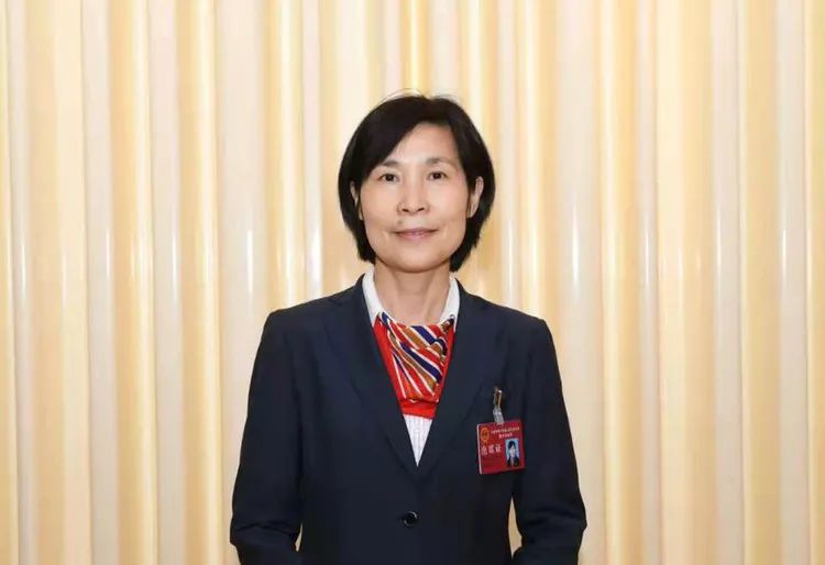 市人大代表,省道德模范,国网宁波市鄞州区供电公司营业班班长张亚芬把