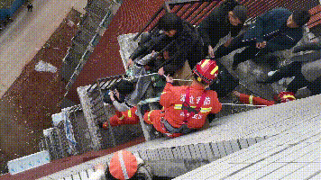 少年跳楼轻生身悬半空消防员空降救援