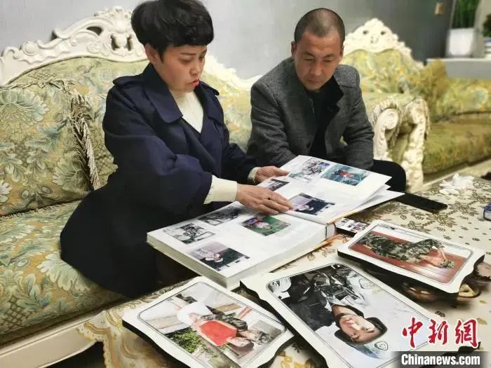 王焯冉牺牲后,爸妈想念他时,就会拿出来相册看他从小