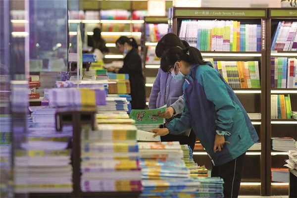 学生和家长书店购买课外书. 陈俨 摄
