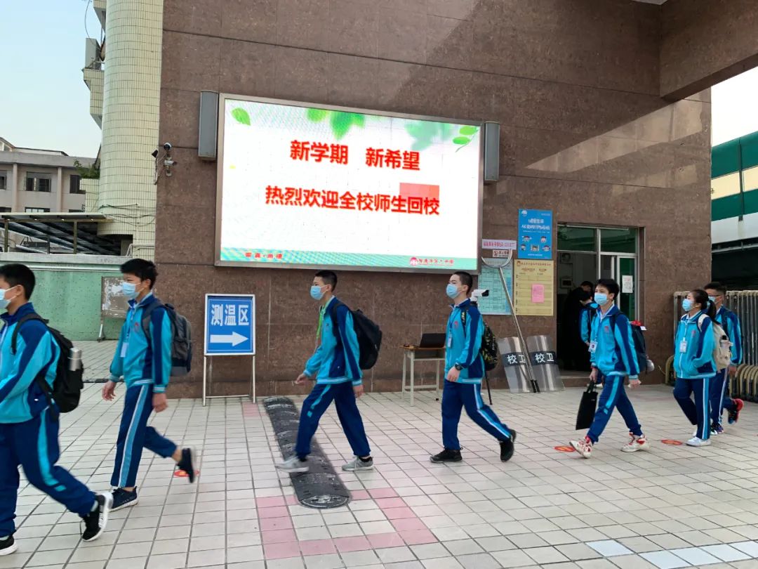 肇庆市第六中学的同学们有序排队进校.通讯员 供图