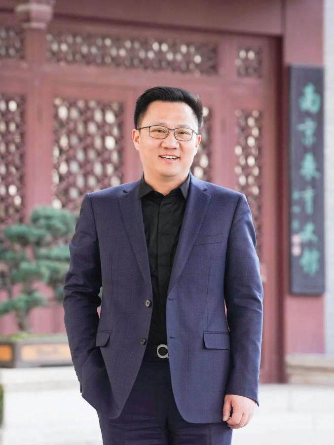 南京一中新任校长朱焱亮相今天上午开学典礼