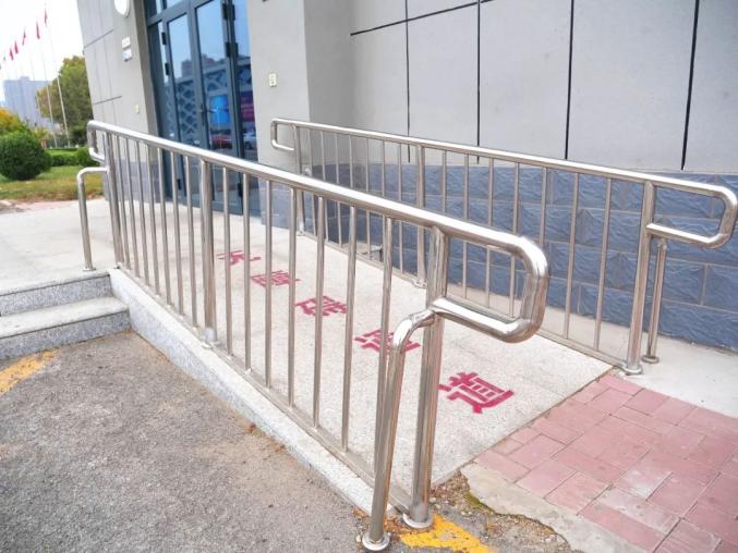 国际皮革城公共卫生间的无障碍通道和残疾人扶手雷锋广场公共卫生间的