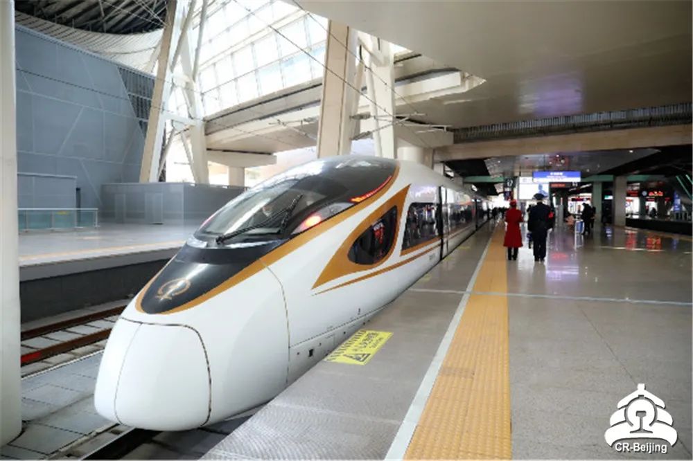 春运中的高铁女司机在做什么