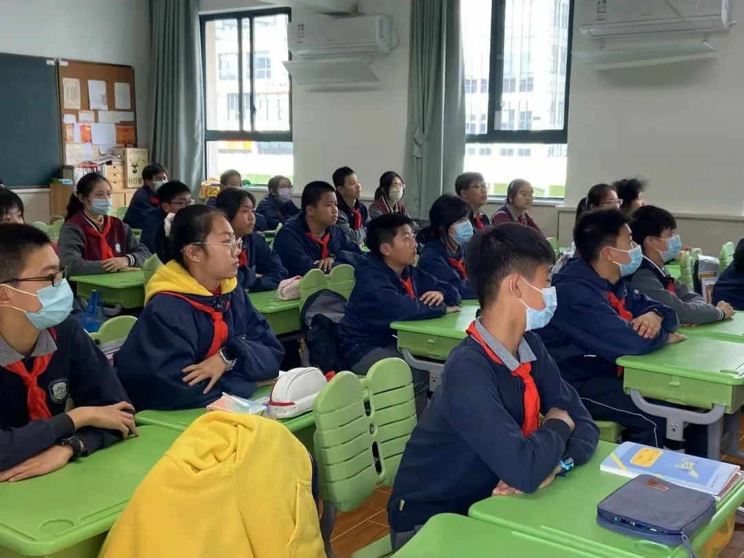 田林中学的学生们利用午休时间学习了"田林楷模讲堂"的第一课,配合着