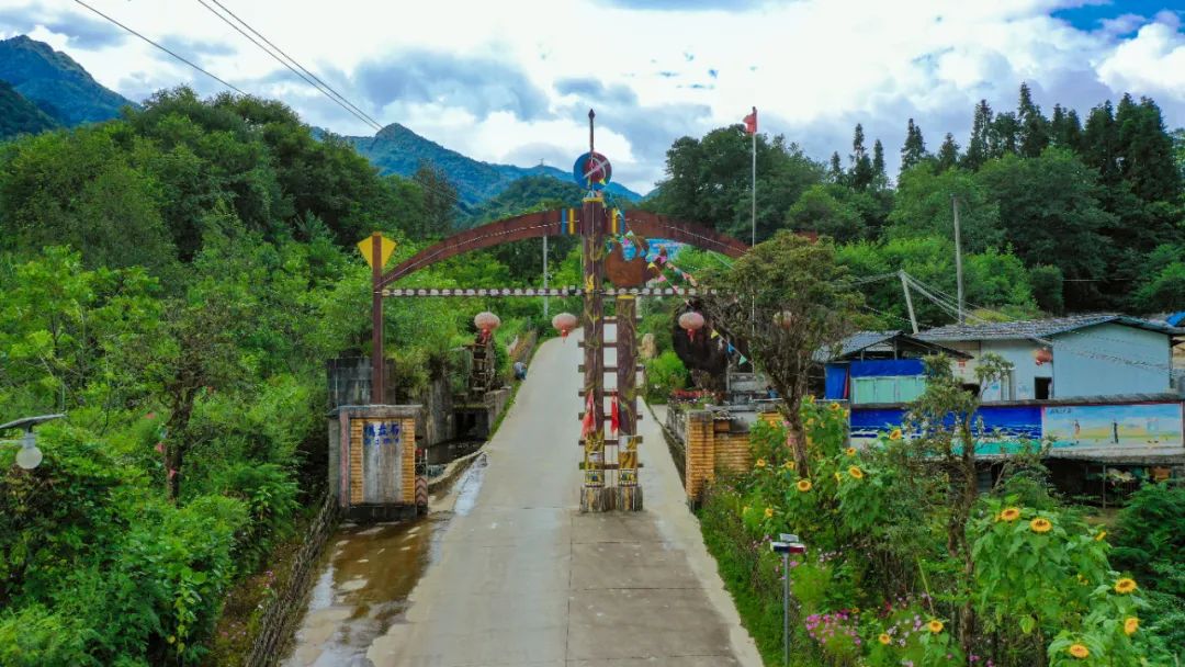 位于云南省腾冲市滇滩镇东北部姊妹山下的棋盘石傈僳族自然村,被誉为"