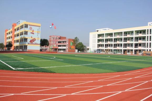 记得刚刚入职小庙中心学校时,这里只有一座教学楼和一栋矮矮的办公楼