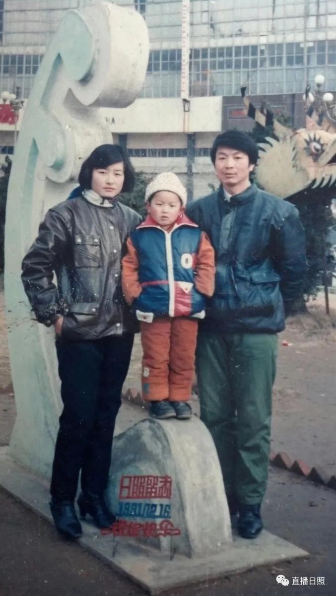 前的广场合影,依稀记得这里也是老日照人拍家庭合影照的经典场景之一