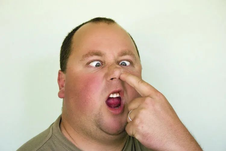 没事总想挖鼻孔医生警告你可能得了这一种病