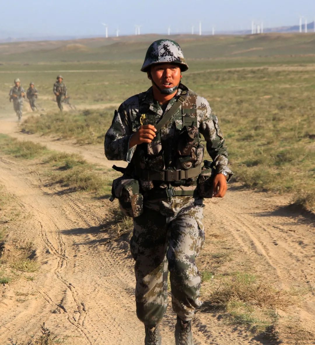 从军十三年四立三等功