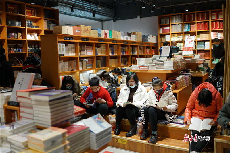 众多读者在西北书城读书学习.新甘肃·甘肃日报记者 吕亚龙 摄