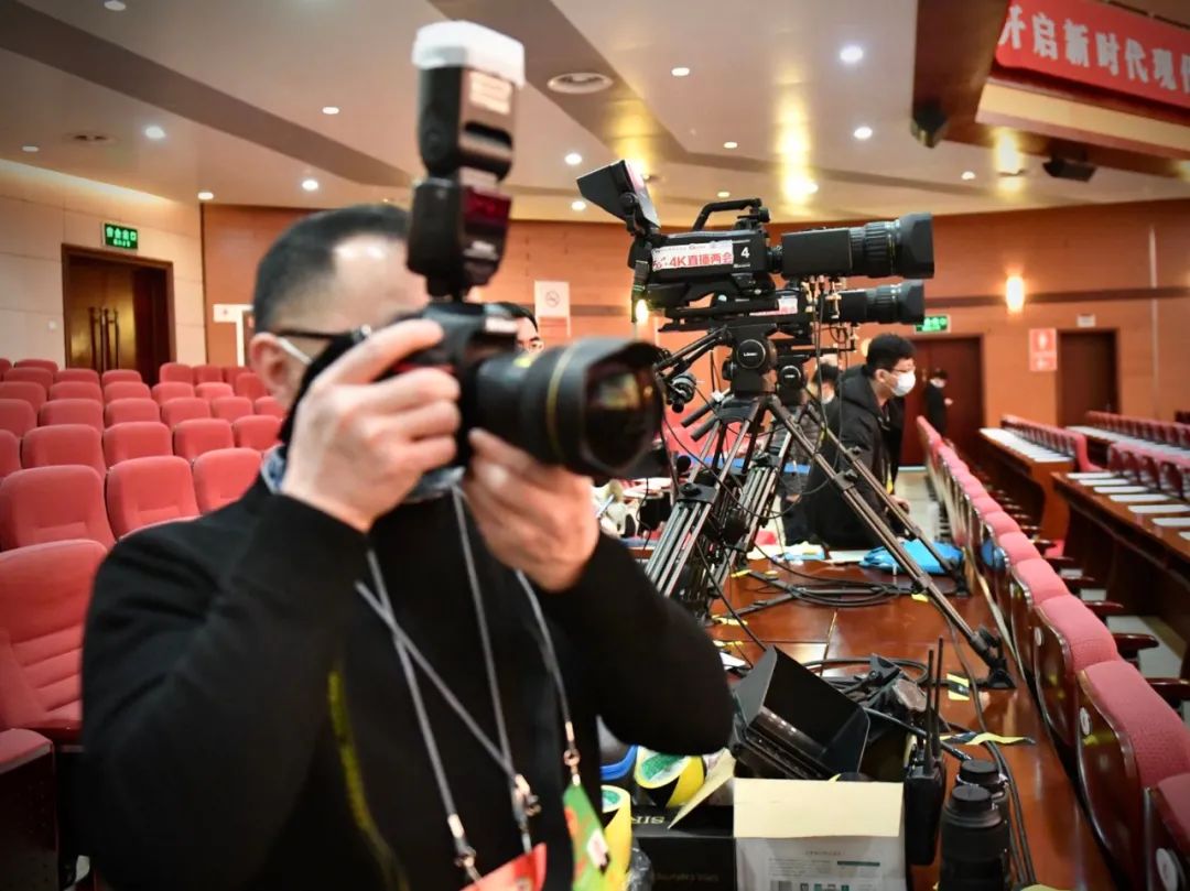 媒摄影记者进行拍摄 每天穿梭于各个会场,他们用镜头捕捉最真实的两会