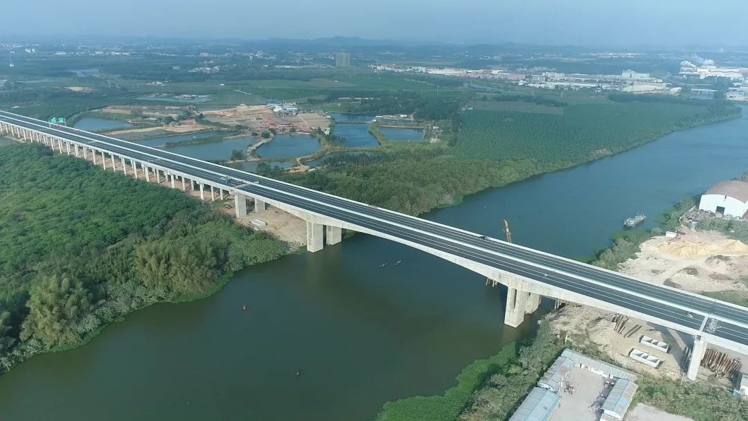 开春高速公路关键控制性工程之一的潭江特大桥全长2.