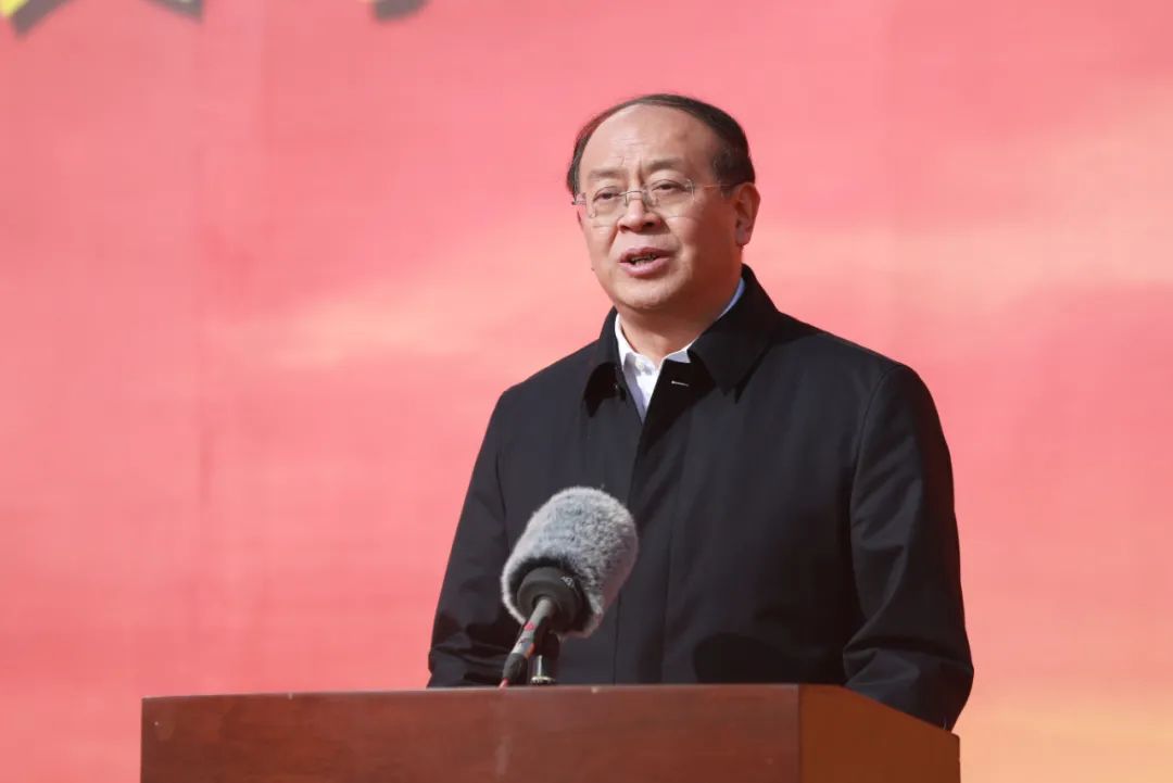 县委书记沈峻峰宣布项目集中开工.