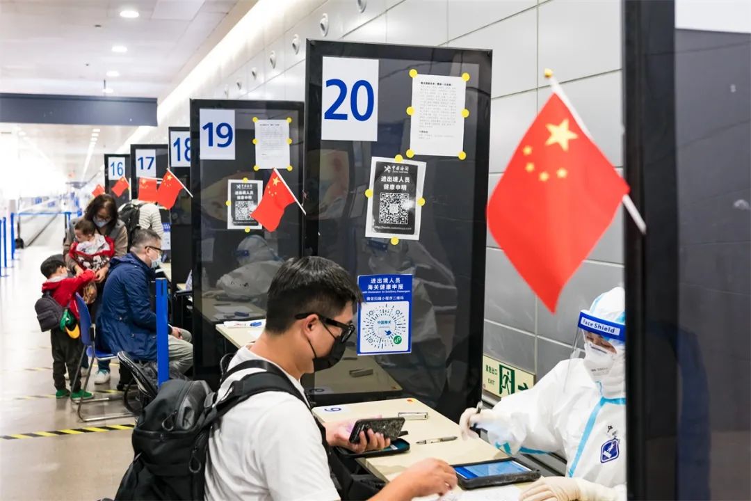 运用上海海关自主研发的多语种自助申报机,旅客可进行护照,登机牌