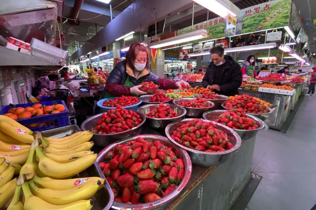 在国和路菜市场的水果摊位上,记者看到红艳艳的草莓排排坐好,细细数来