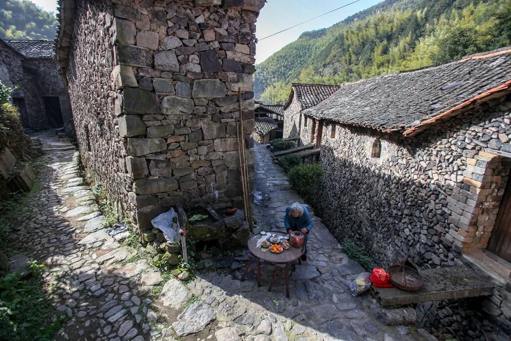 丽水乡村纪行岩下村古朴的石头村寨