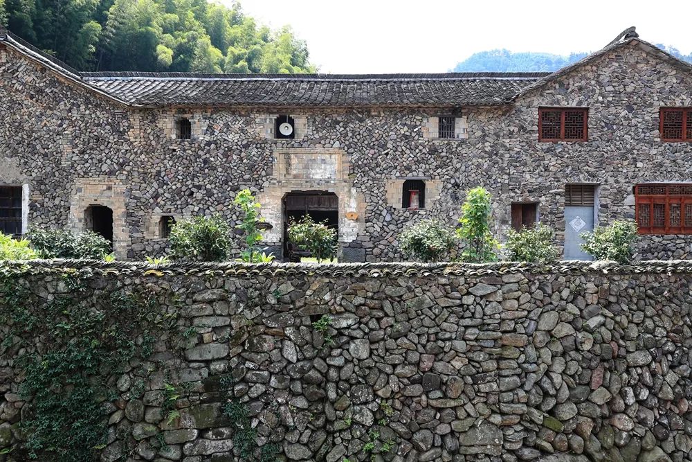 丽水乡村纪行岩下村古朴的石头村寨