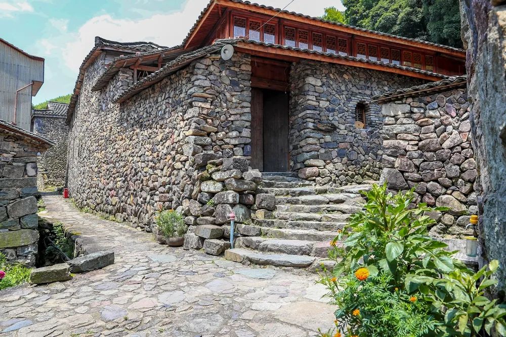 丽水乡村纪行岩下村古朴的石头村寨