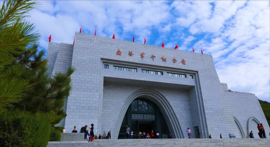 甘肃省华池县城向东,沿荔园堡就进入了被誉为"陇上小延安"的南梁.