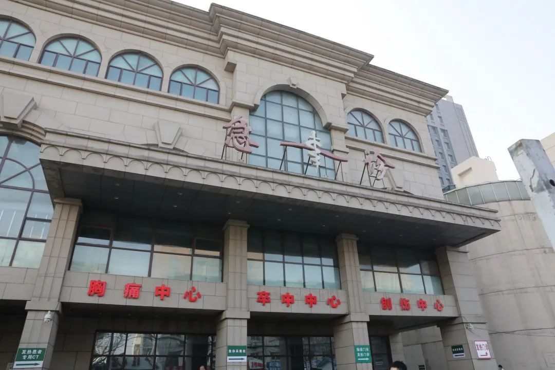 中国医大一院急诊位于医院和平院区4号楼,您可以选择从医院正门进入