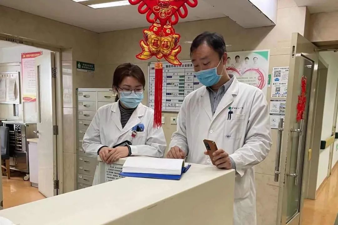 胰胆外科 刘宁(右),李艺璇(左) 除夕24小时白连夜值班待命