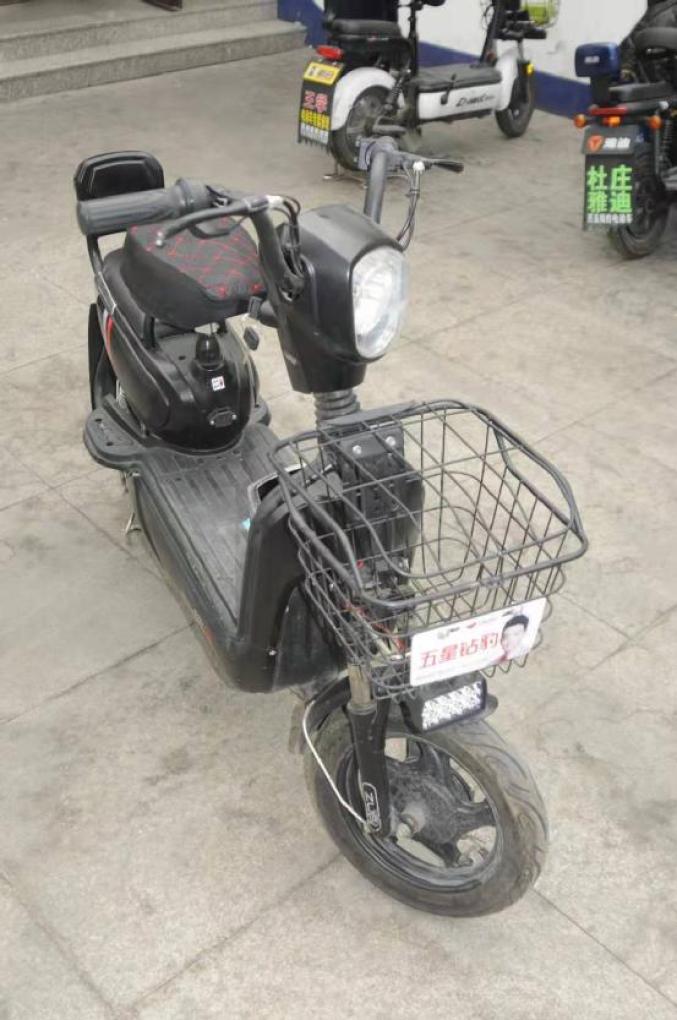 白色电机号:s48v350w18t0920f1160***雅迪牌 蓝色电机号:10zw4846312