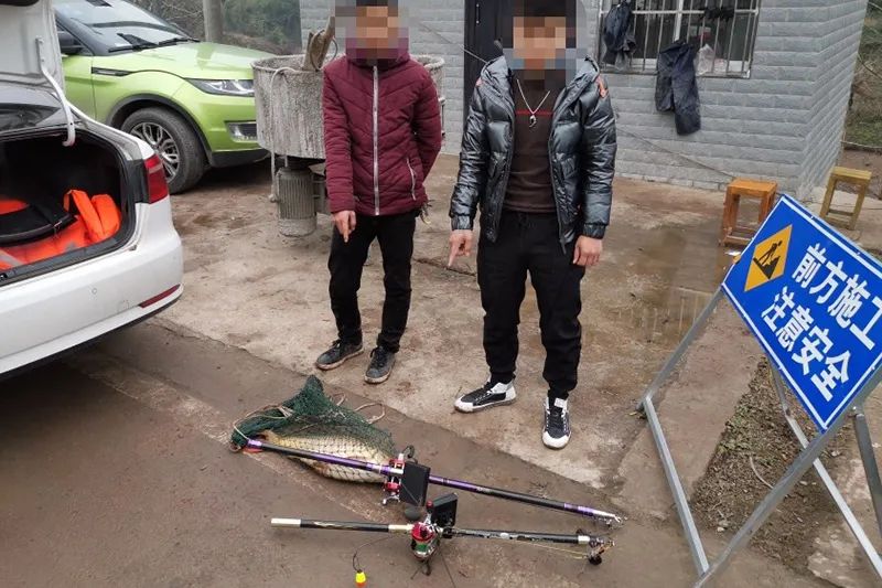 万州俩男子钓鱼被抓!这种东西碰不得