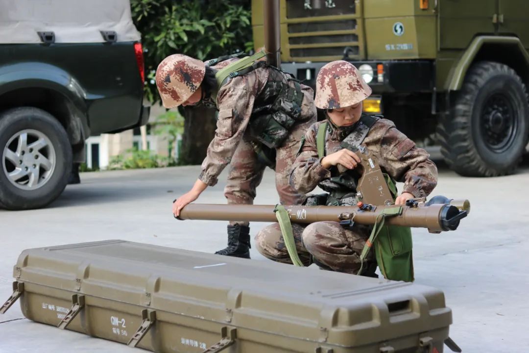 海防女兵扛起防空導彈