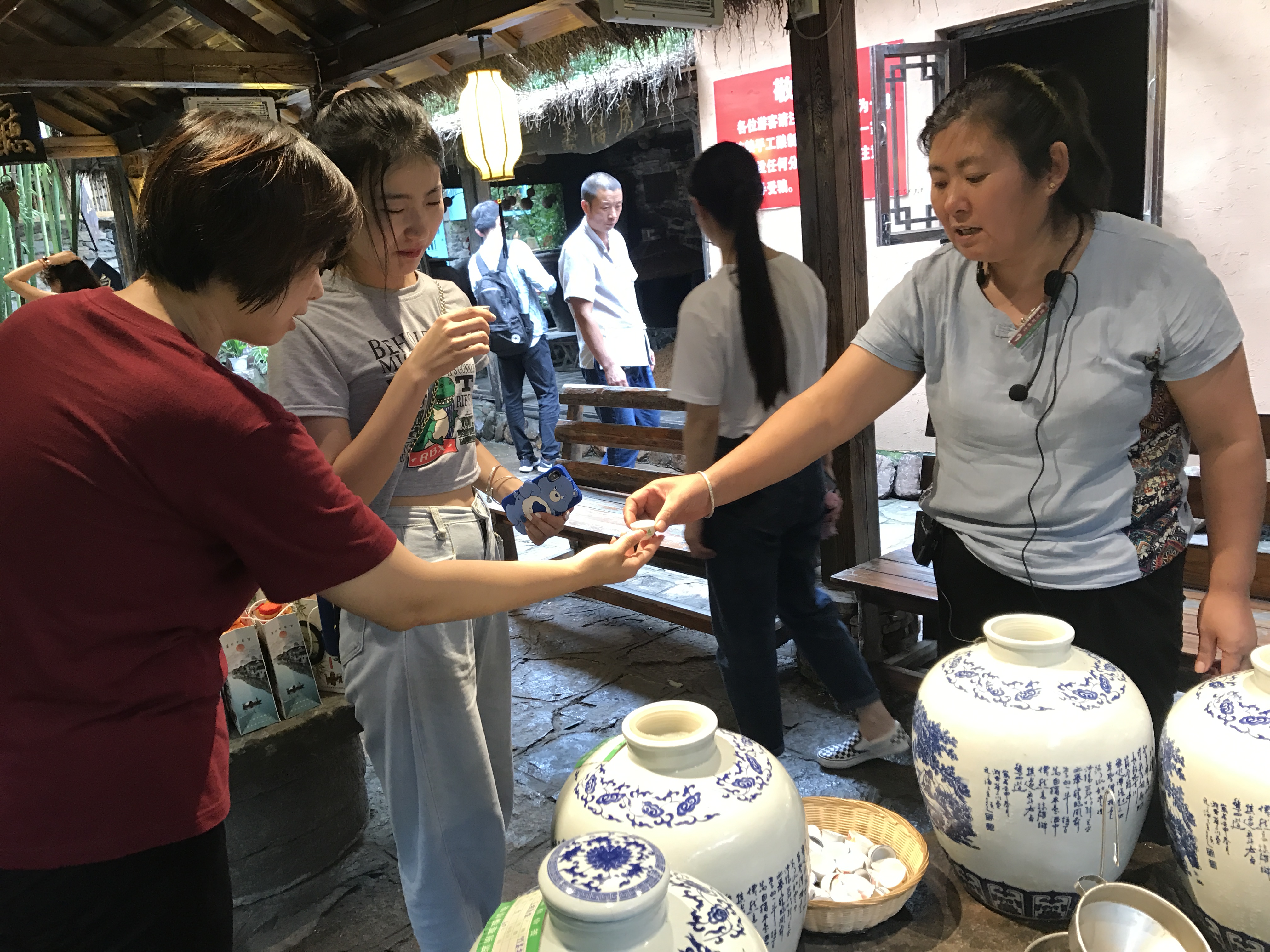 临沂市沂南县竹泉村游客在体验当地酿酒.苏锐&nbsp;摄