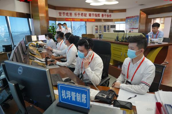 海口美兰国际级机场机坪管制员正在有序指挥飞机