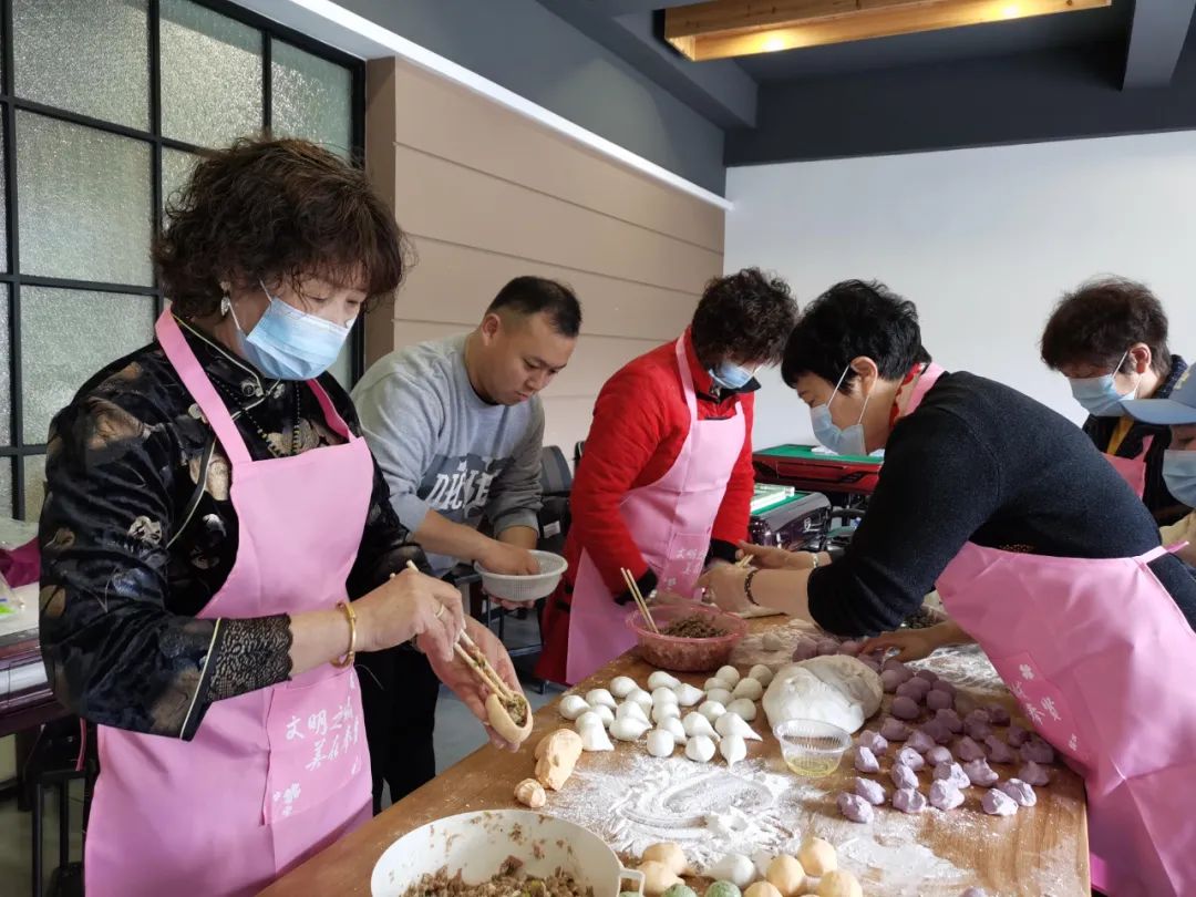 欢庆元宵和奉贤十姐妹一起包汤圆社区也是温暖的家