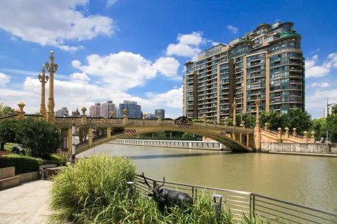 如今位于宝成桥一侧,苏州河畔多了一个口袋花园,东接景源时尚产业园