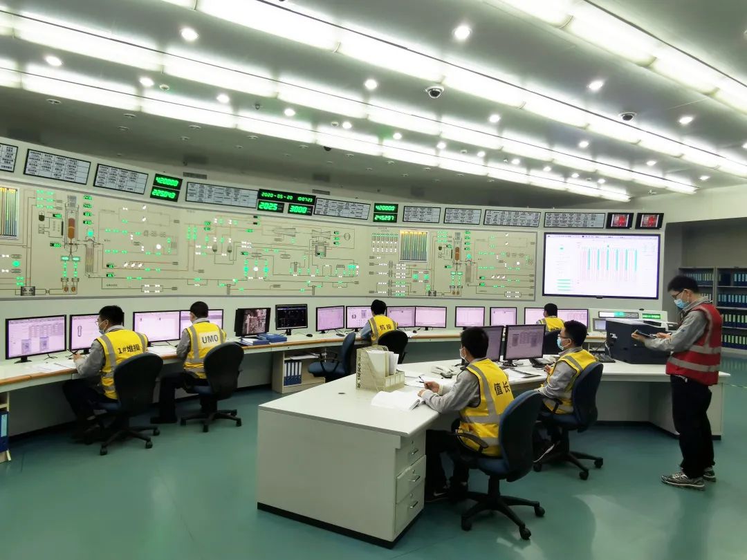 核电厂操纵人员是在核电厂主控室中承担操作或者指导他人操作核设施