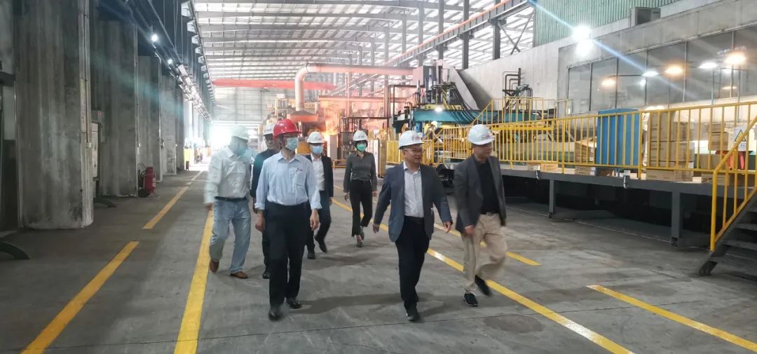 在广东富华铸锻有限公司,林锡波在生产车间调研了企业智能化铸造生产