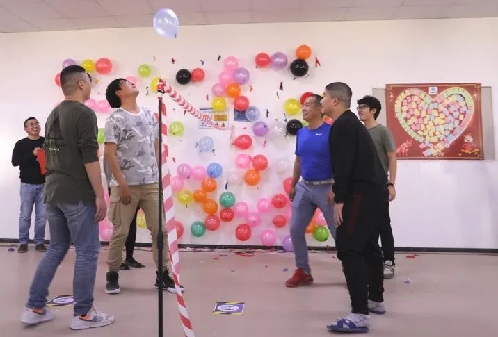 活动还设有"头顶气球","桃花朵朵开","套圈"等妙趣横生的游戏环节