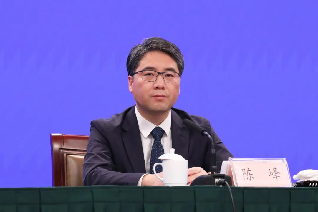 陈峰答:今年春季,省教育厅要求全省各级各类学校按正常时间安排开学.