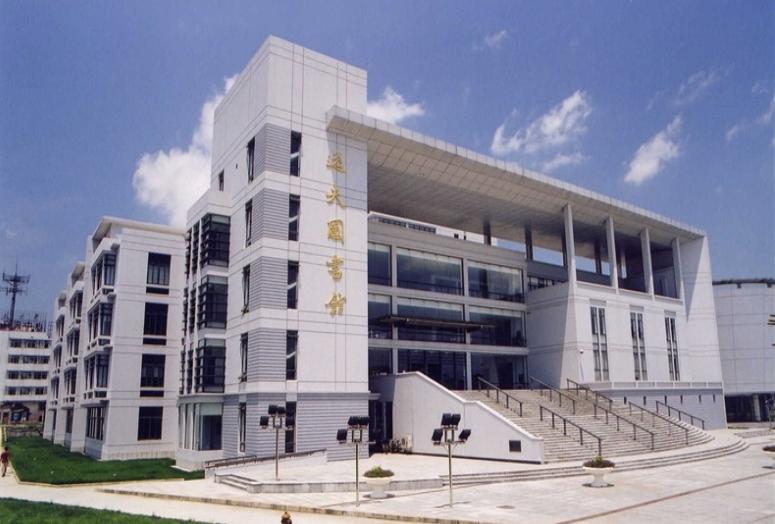 从问津楼到逸夫图书馆,馆藏资源十分丰富,收藏有珍贵的《四库全书》